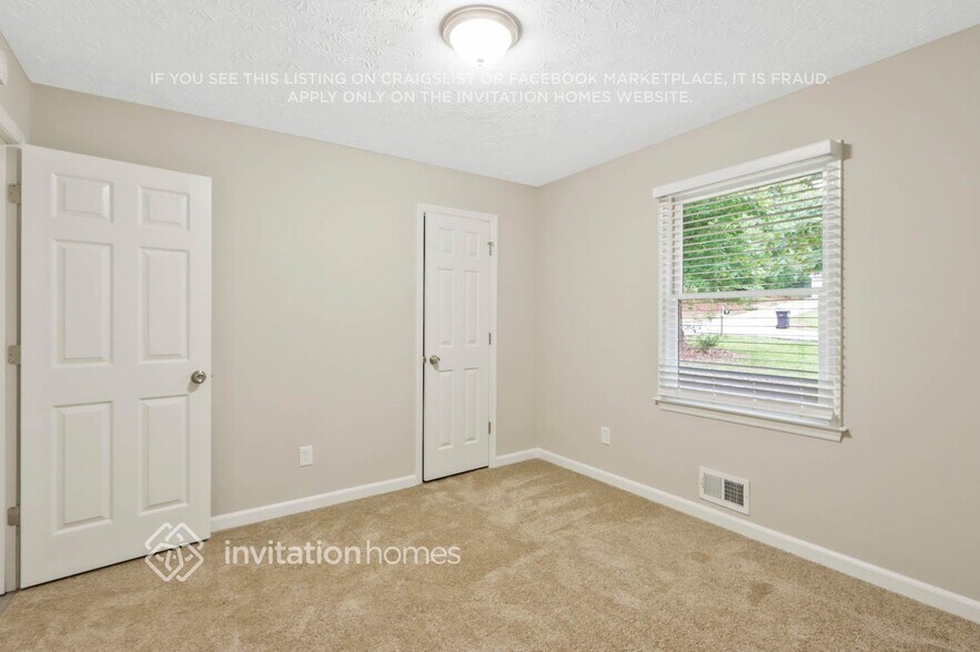 Building Photo - 300 E Country Woods Dr