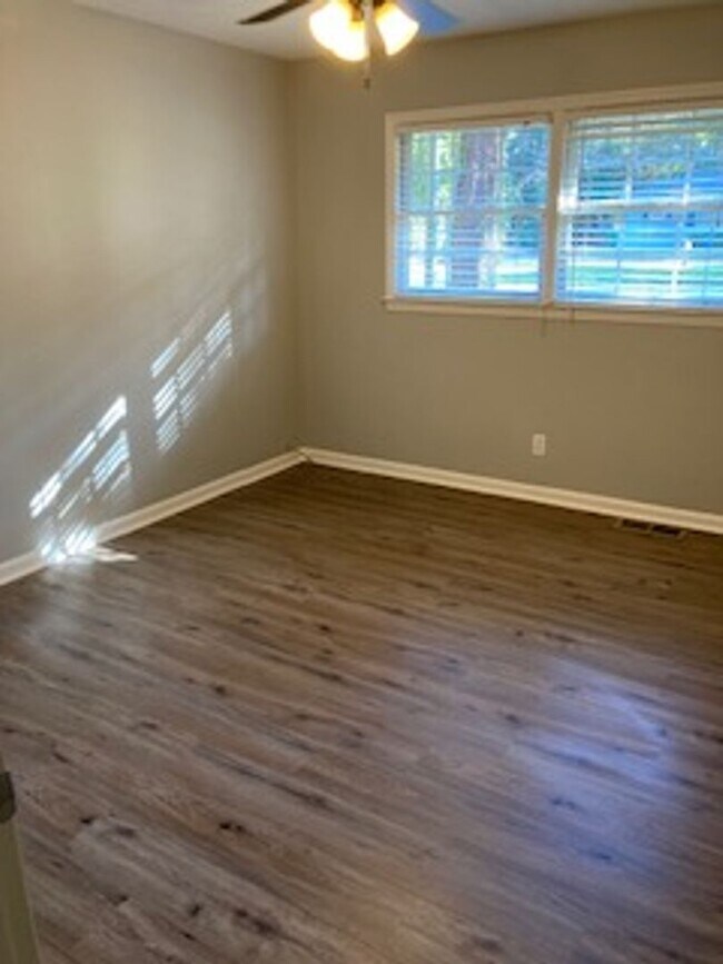 Building Photo - Newly Remodeled 3 Bed 2 Bath