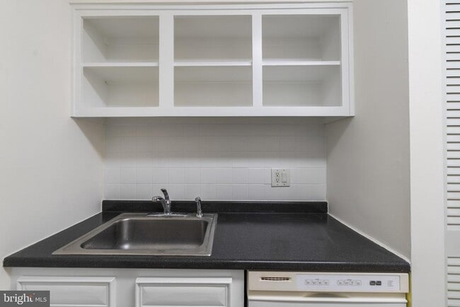Building Photo - 9 Silverwood Cir