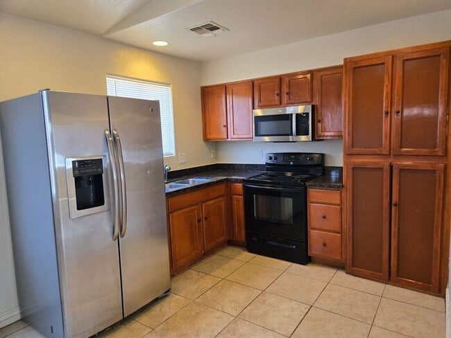 Building Photo - 3 bed, 1 bath, in a Duplex located in Sout...