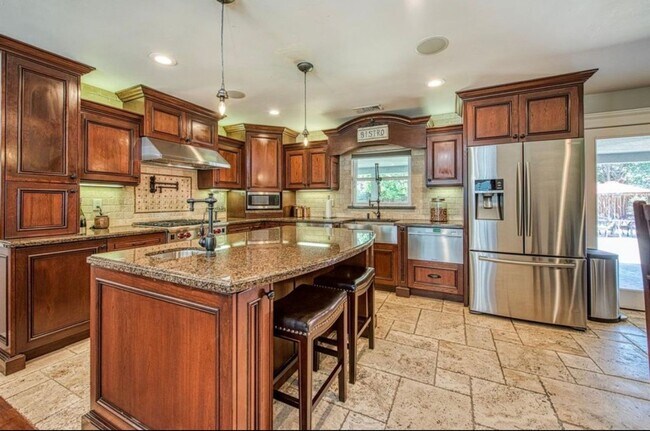 Building Photo - SE Visalia Spacious home coming soon!