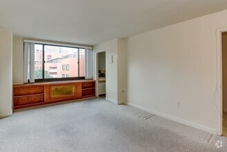 Building Photo - Spacious & Bright Studio at River Place East