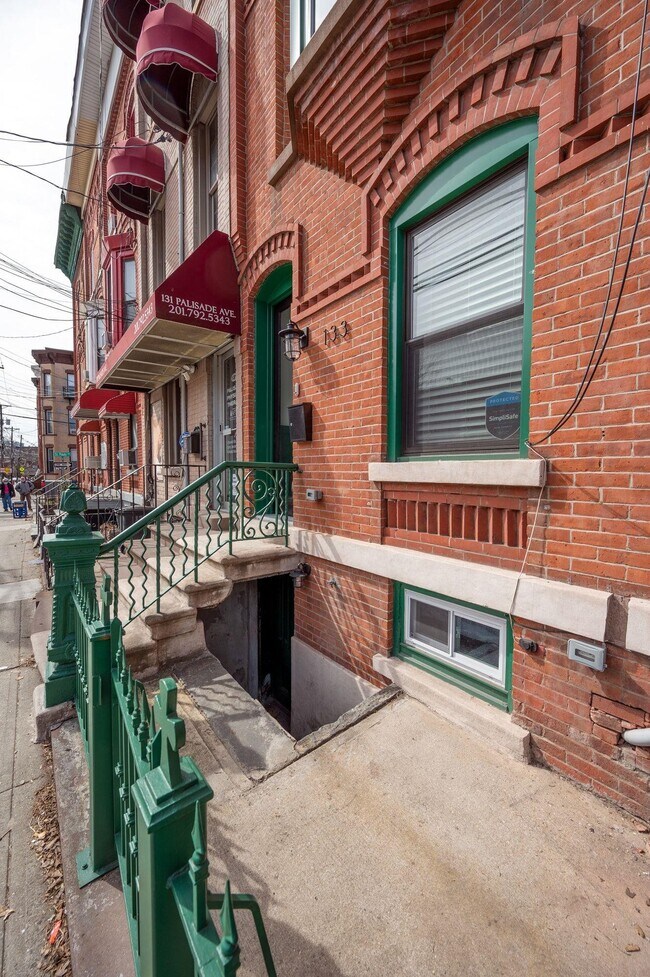 Building Photo - 133 Palisade Ave