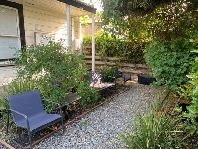 Building Photo - 832.5 Milton St