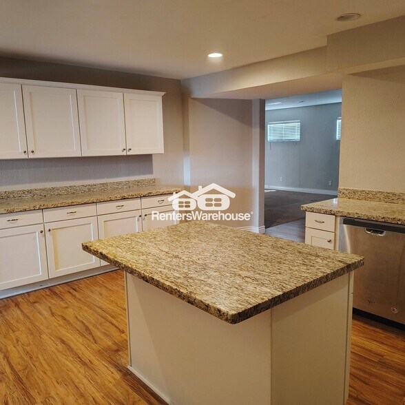 Building Photo - 358 W Hackamore Ave