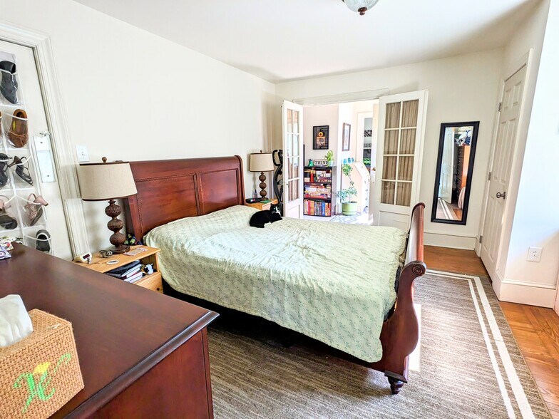 Building Photo - 920 E Railroad Ave