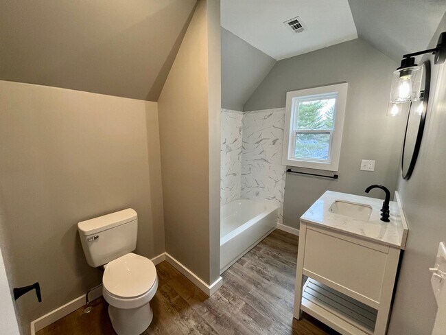 Building Photo - 4 Bedroom 2 bath house in Alton