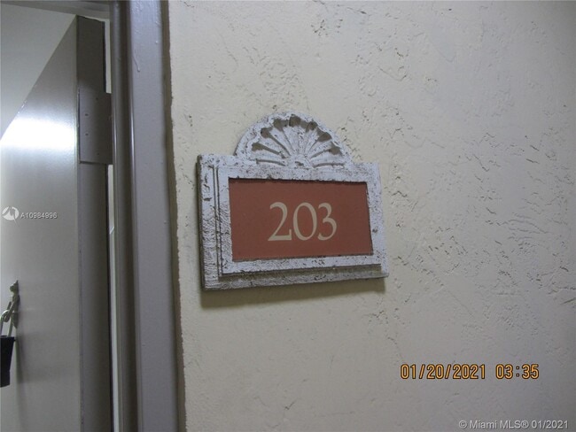 Building Photo - 8160 Geneva Ct