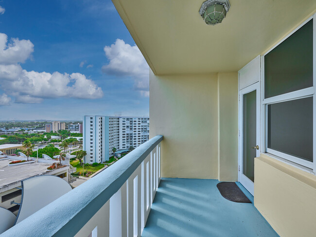 Building Photo - 305 N Pompano Beach Blvd