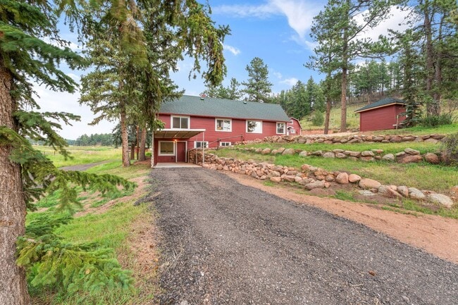 Building Photo - 3 BEDROOM, 3 BATH+ BONUS ROOMS ON RANCH IN...