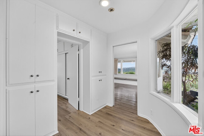 Building Photo - 935 Linda Flora Dr