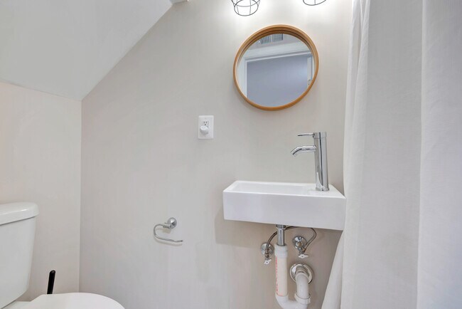 Building Photo - 3428 Dix St NE