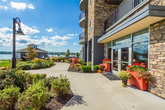 Building Photo - 205 Lakeshore Dr