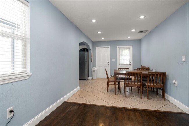 Building Photo - 908 S Palm Dr SW