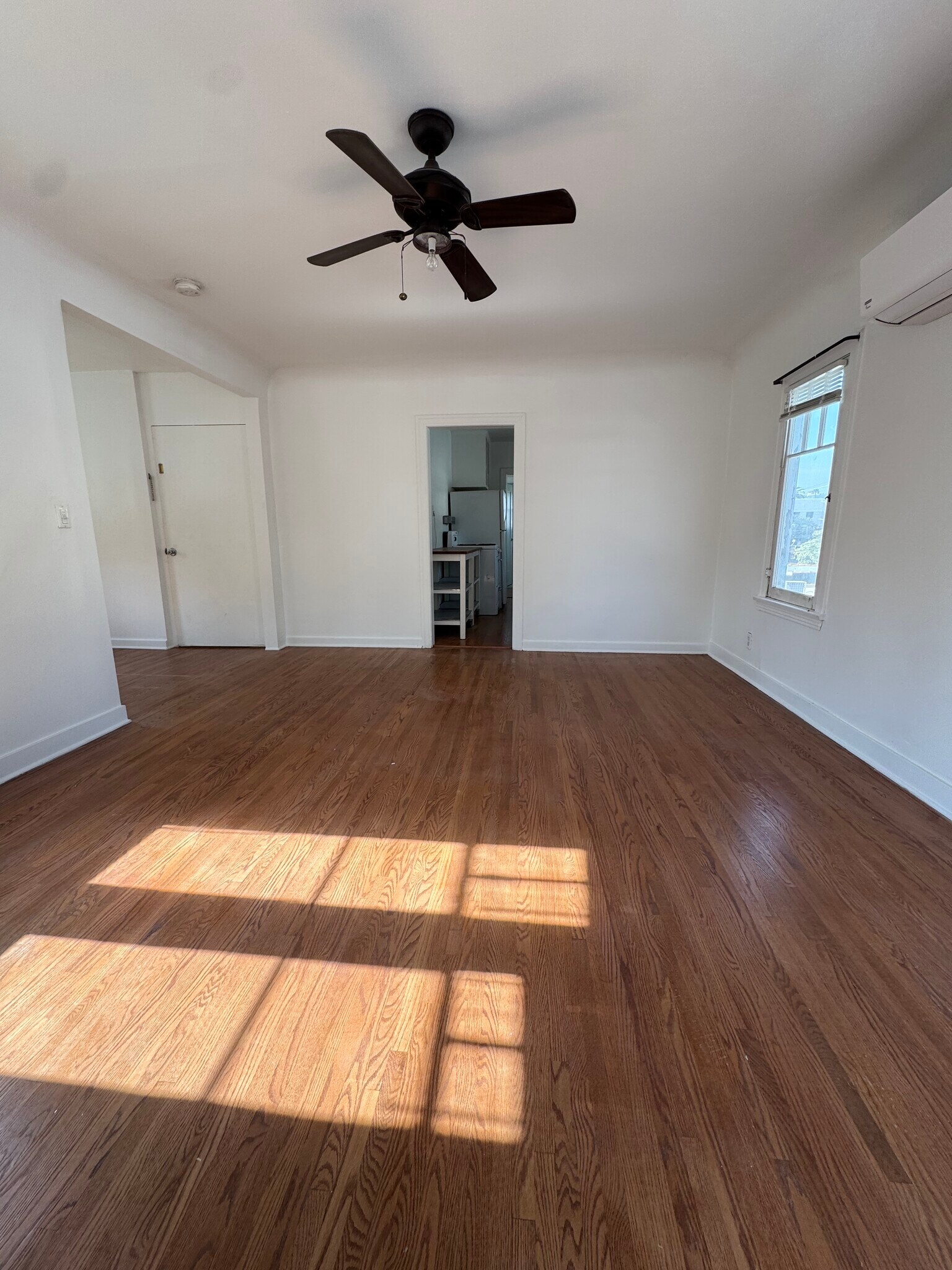 Living space from rear - 3350 Hamilton Way