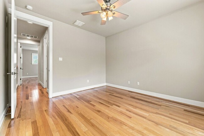 Building Photo - 305 Zennia St