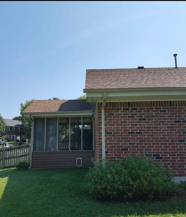 Building Photo - Knoxville 37922 - 3 bedroom, 2 bath home - Contact Susan Niedergeses (865) 300-4722