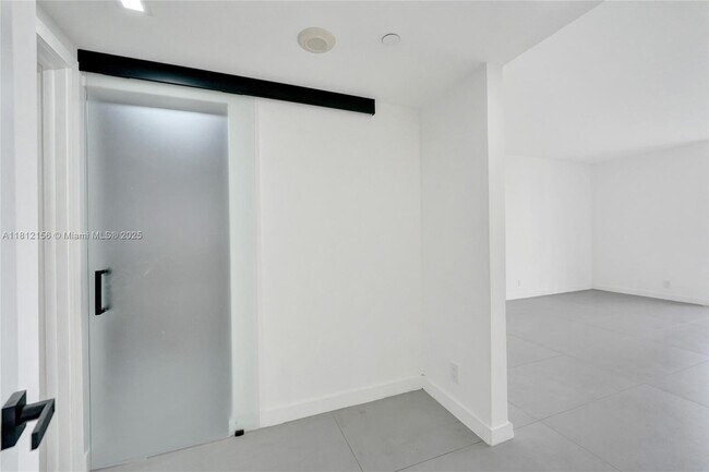 Building Photo - 20281 E Country Club Dr