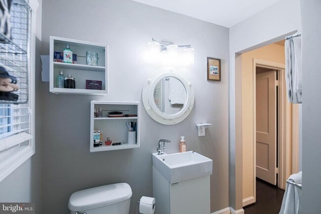 Building Photo - 718 S Payne St