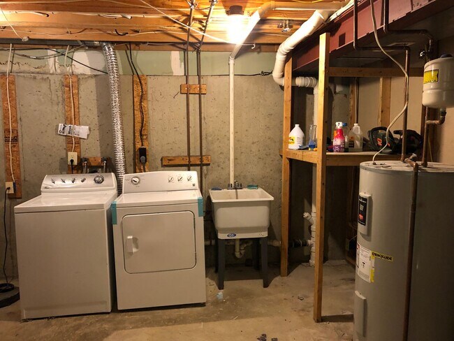 Building Photo - Townhouse-Village of Thomas Run-4 Bathrooms!!