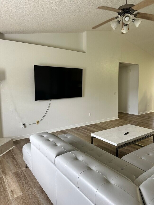 Building Photo - Large 4 bed / 3 bath home minutes from Nav...