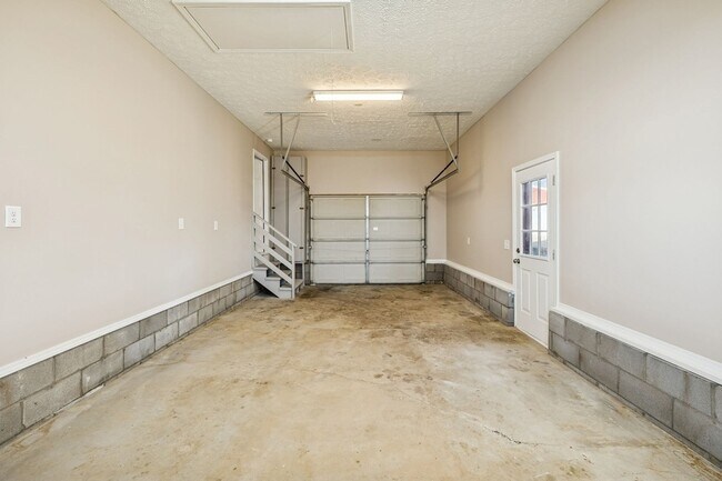 Building Photo - 353 Branham Mill Rd