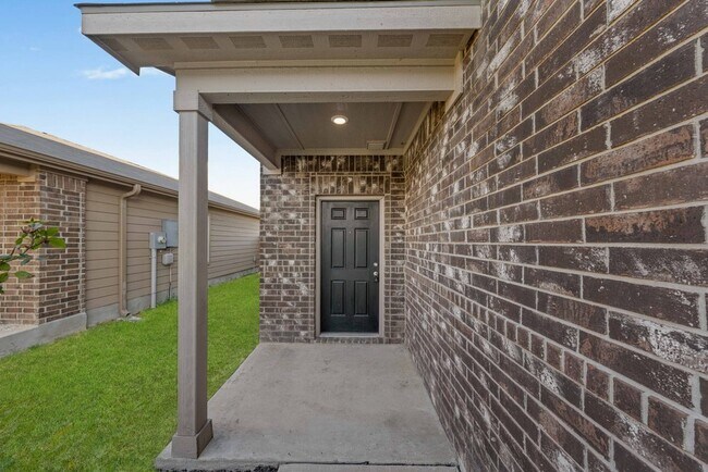 Building Photo - Spacious 3-Bed Townhome with Garage & Fenced Yard in New Braunfels – 1,920 Sq Ft!