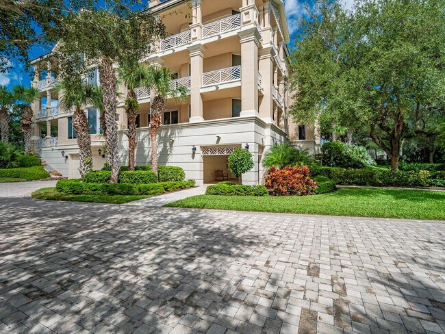 Building Photo - 801 N Swim Club Dr