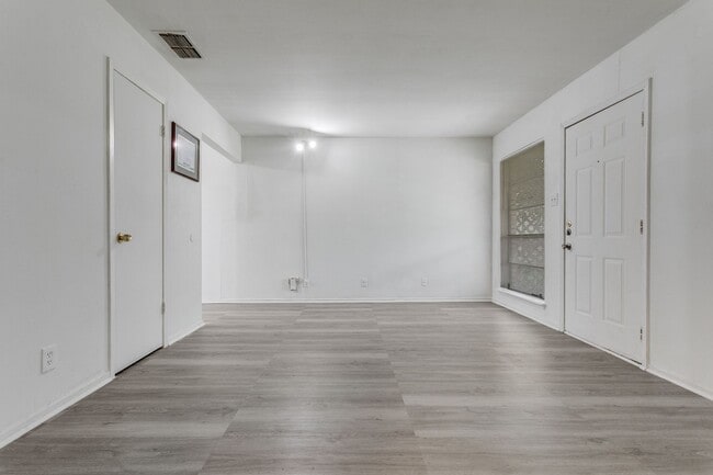 Building Photo - 528-S