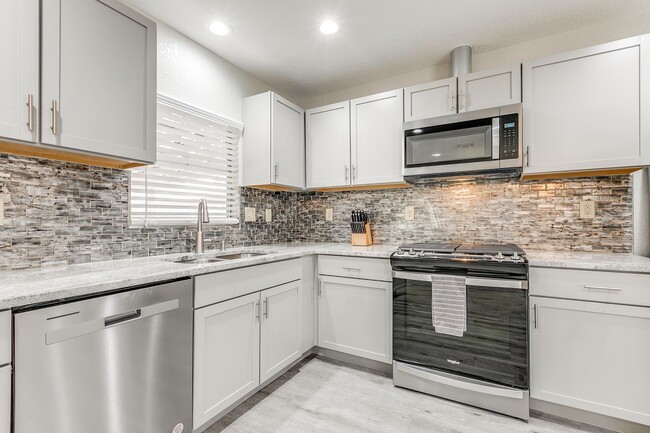 Building Photo - 3 Bedroom/2 Bath Los Angeles Heights Subdi...