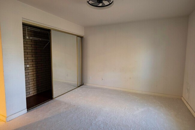 Building Photo - 3Bd/1.75Ba Seattle Condo