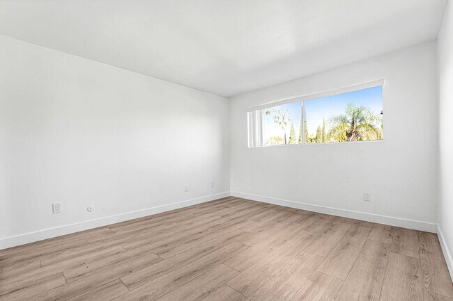Building Photo - 930 N Martel