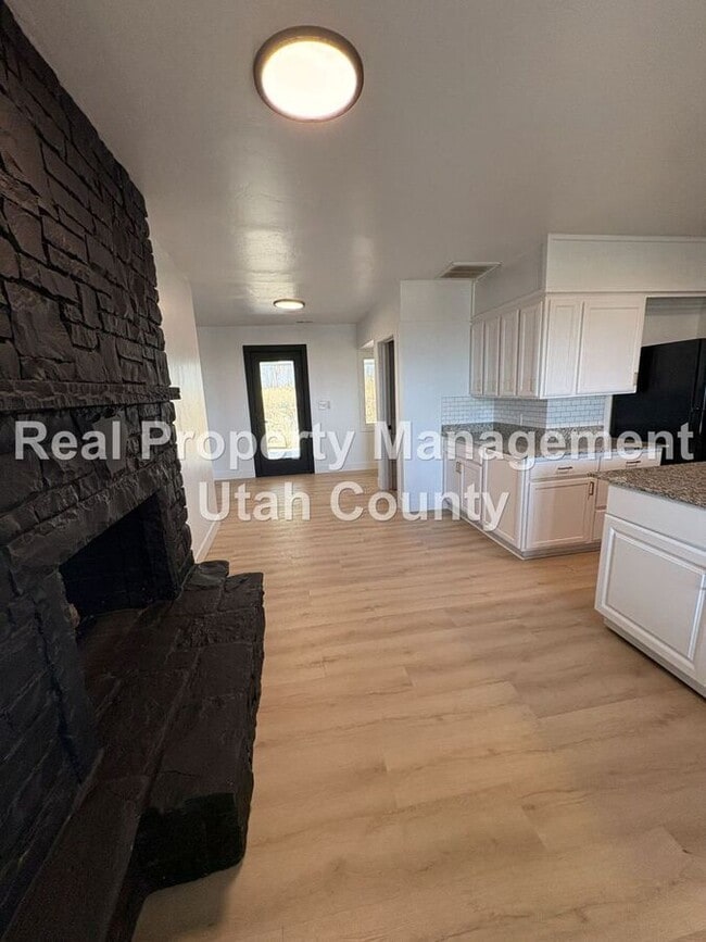Primary Photo - 9580 N Cyn Rd