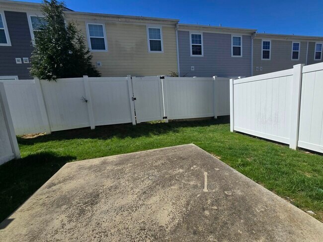 Building Photo - 405 Birr Dr