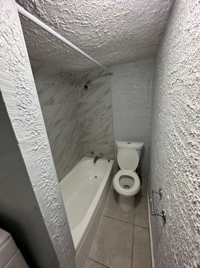 Building Photo - Fully Renovated 2/1 Single Family Home Rea...