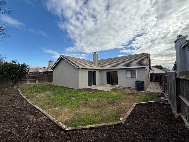 Building Photo - Newly updated single story 3 bedroom!