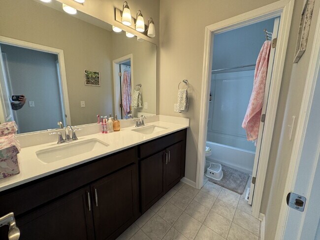 Building Photo - 8056 Central Park Way