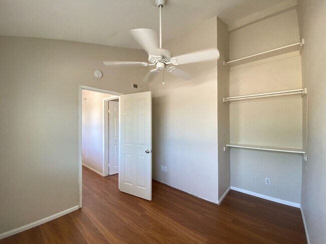 Building Photo - Large House, Close to Campus!!