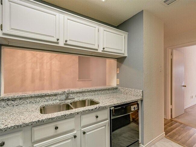 Building Photo - 3607L W Northgate Dr