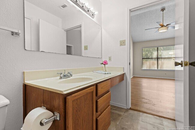 Building Photo - Nicely Updated 3-Bedroom in Northwest Cros...