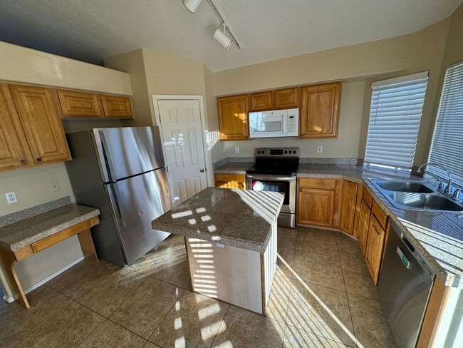 Building Photo - 3 Bedroom - 2 Bath - Mesa