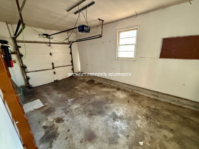 Building Photo - 4 Bedroom Home Near Downtown Lee’s Summit