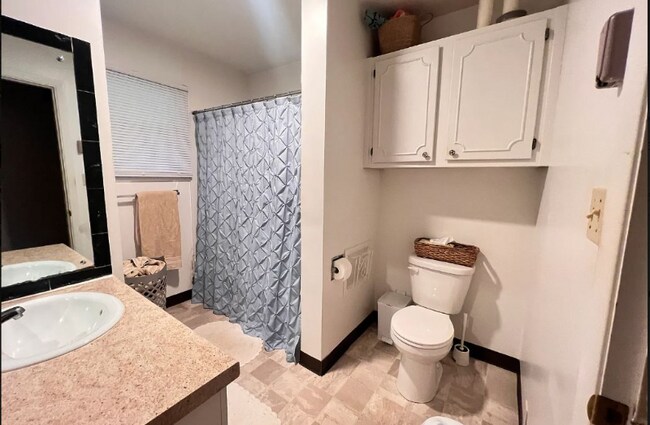 Building Photo - 5316 W River Rd