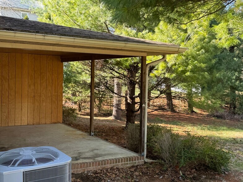 Spacious covered deck - 104 E Poplar St