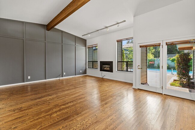 Building Photo - Beautiful West Facing Houghton Home with p...