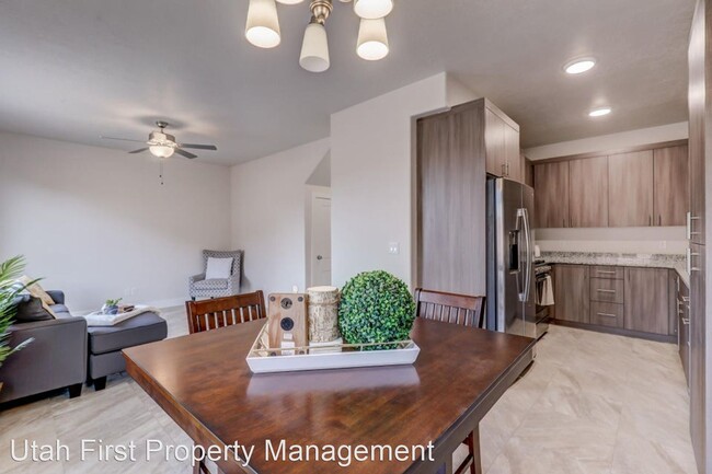 Building Photo - 3 br, 2.5 bath House - 1005 N Tortoise Roc...