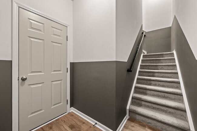 Building Photo - Your Perfect Charlotte Townhome Awaits — Bright, Modern, and Move-In Ready!