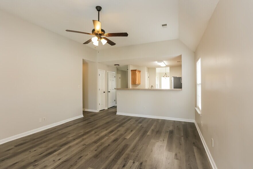 Building Photo - 8238 Regal Bend Dr