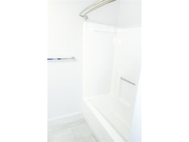 Building Photo - 9 Heights Rd NE