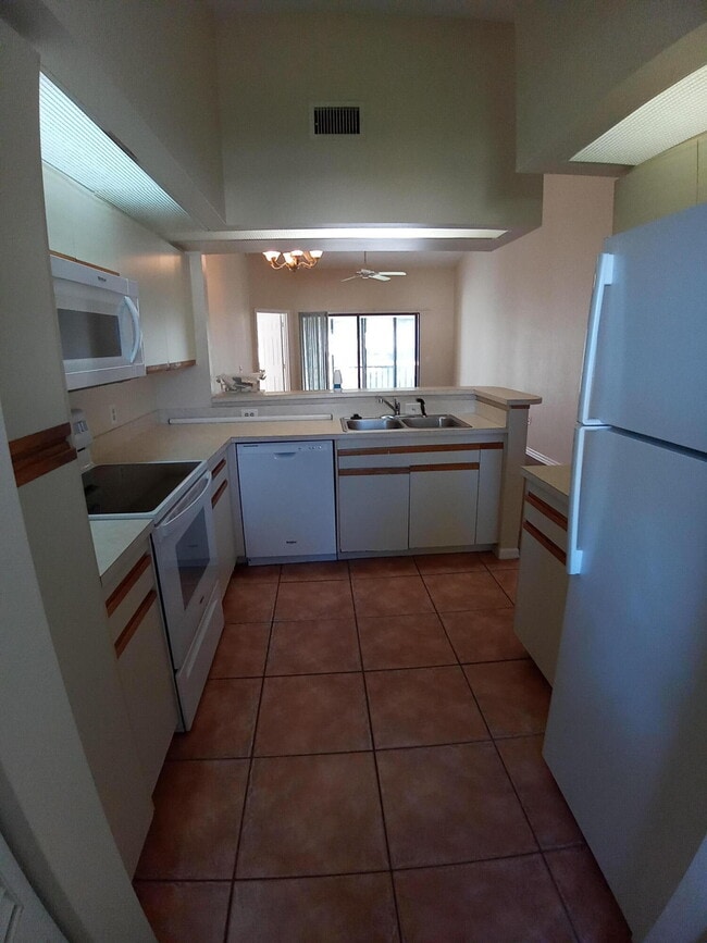 Building Photo - 1237 Country Club Dr